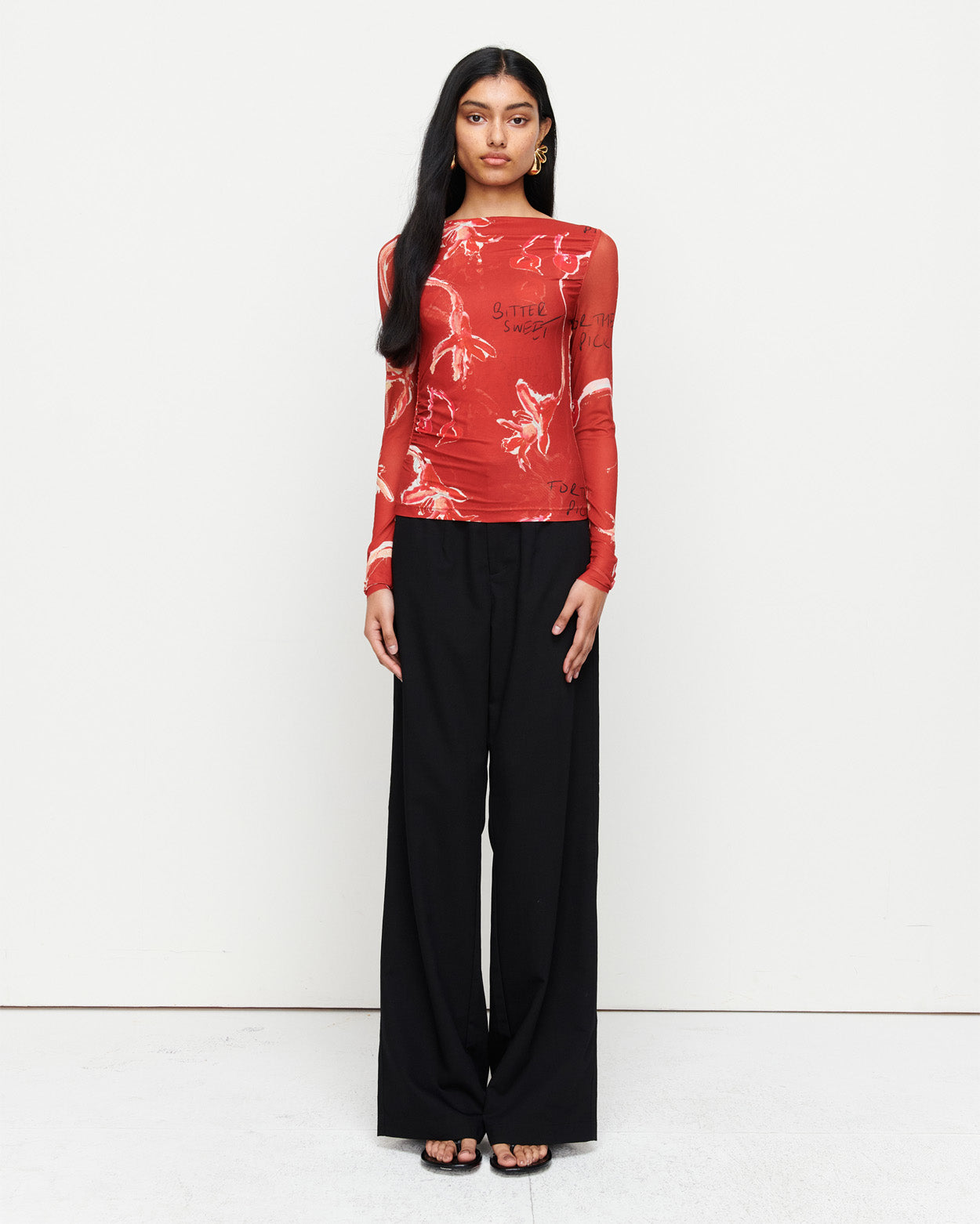 Introducing the Sienna Top – a boat neck style with soft gathering at the side waist for a flattering, snug fit. Featuring exclusive artwork in collaboration with Anouk Colantoni.