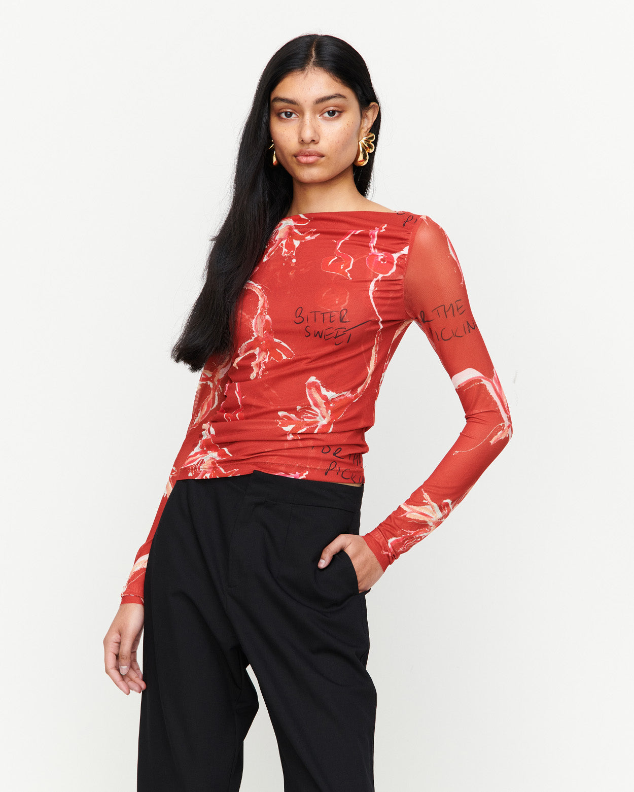 Introducing the Sienna Top – a boat neck style with soft gathering at the side waist for a flattering, snug fit. Featuring exclusive artwork in collaboration with Anouk Colantoni.