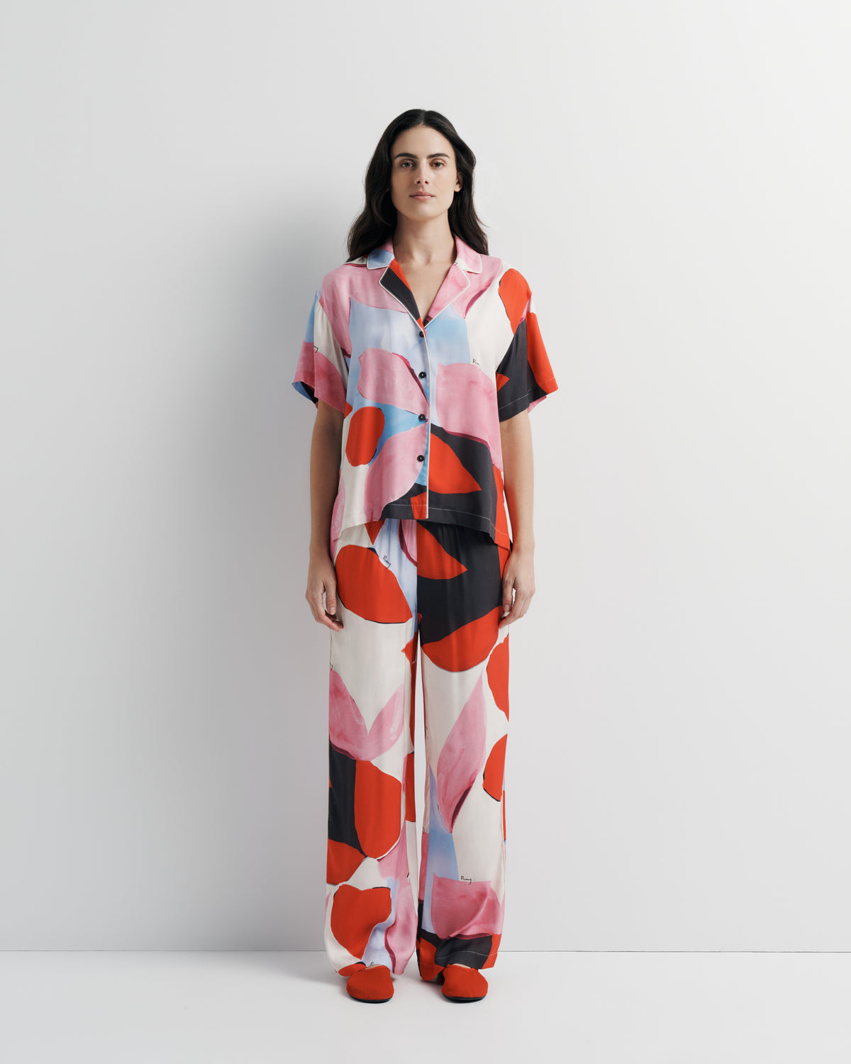 Reese Shirt in pink, red and black abstract print, front view on model, second look.