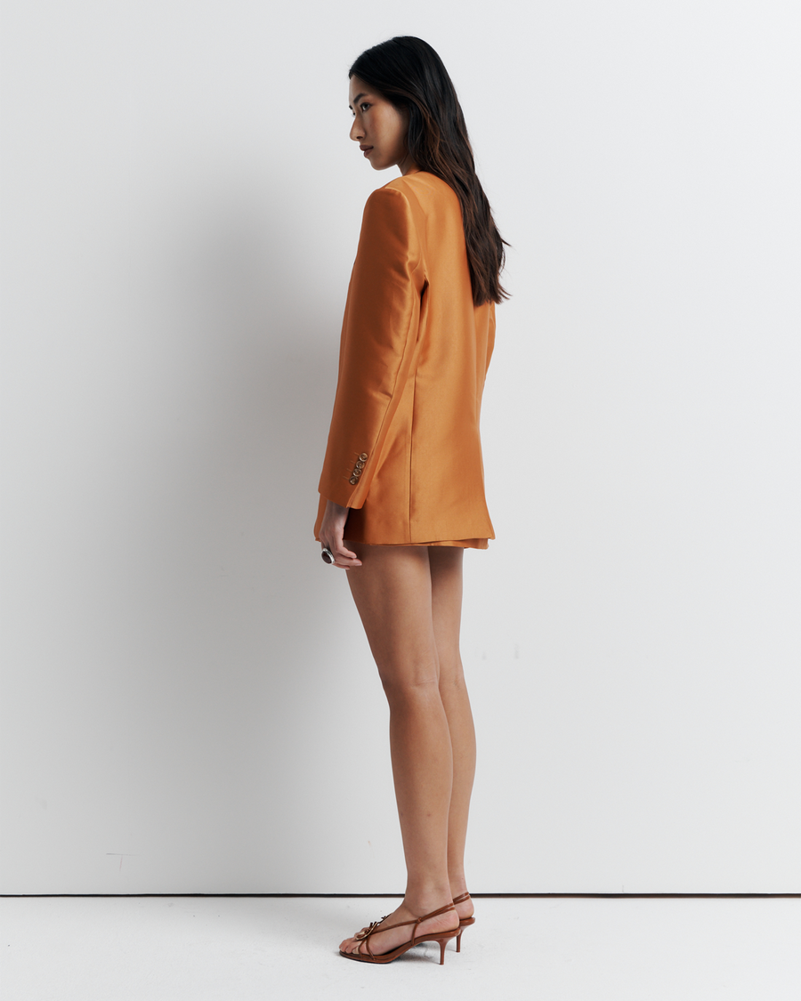 The Gemini Blazer offers a menswear-inspired, oversized silhouette with a three-button closure and jetted pockets, combining classic style with modern ease. Shop now for a versatile addition to your wardrobe!