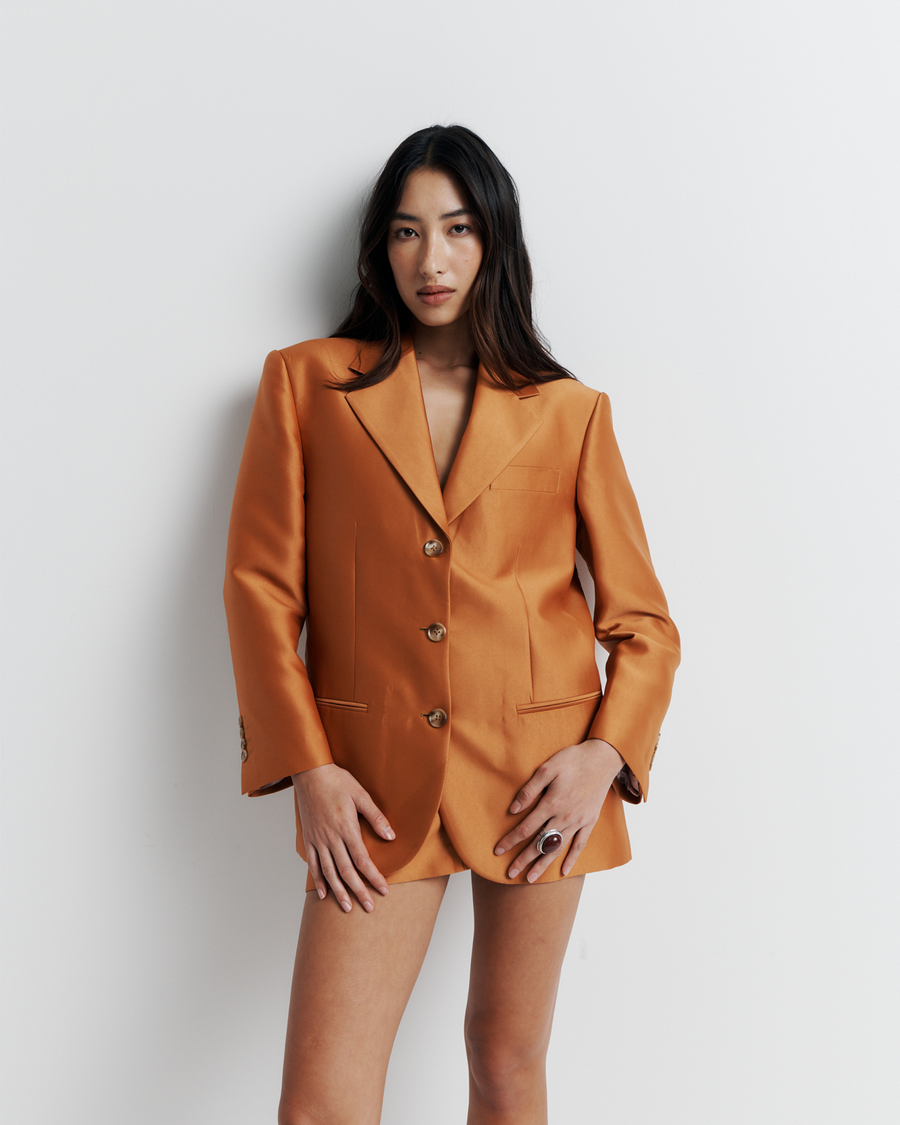 The Gemini Blazer offers a menswear-inspired, oversized silhouette with a three-button closure and jetted pockets, combining classic style with modern ease. Shop now for a versatile addition to your wardrobe!