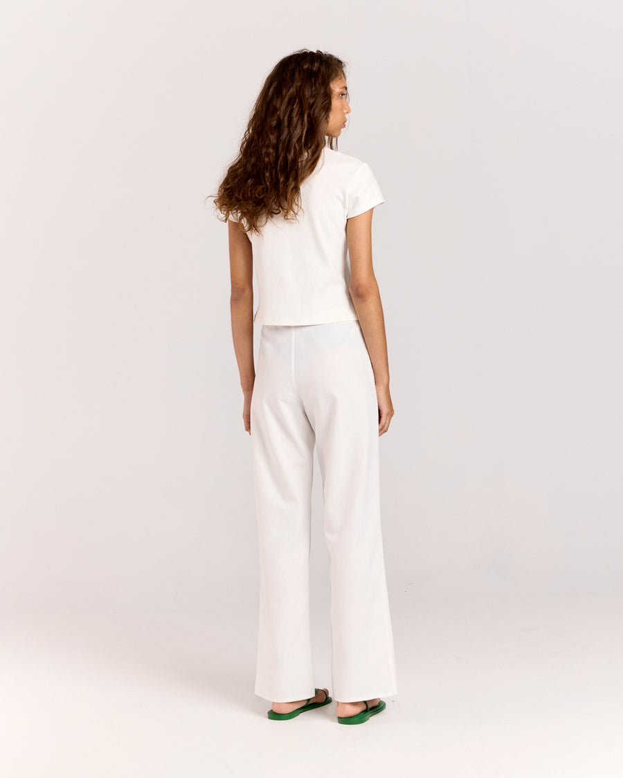 Discover the Lila Pant, a hipster-style design crafted from a comfortable linen blend. Featuring an invisible side zip for a sleek finish, these pants are perfect for versatile, everyday wear.