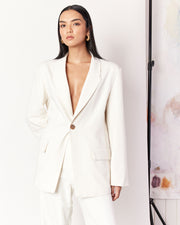 The Classic Wool Blazer is designed with a slightly oversized cut for a relaxed fit in a light cream colourway. Crafted with a soft wool blend and fully lined in viscose this blazer features a deep collar, two front pocket flaps and a single button front closure. A versatile blazer to layer over every outfit.